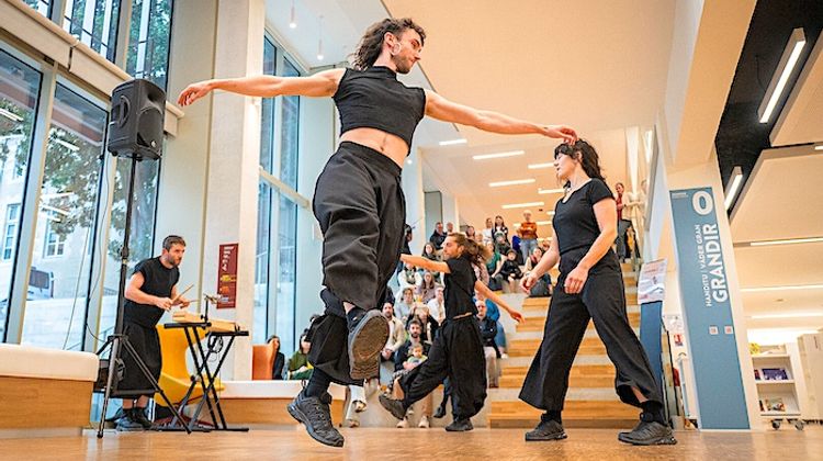 DANSE BASQUE – Elle entre en scène à la médiathèque de Bayonne